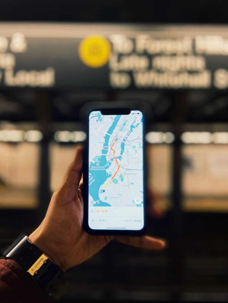 Mão segurando um celular com o Google Maps aberto e uma rota traçada, mostrando como o cliente chega até quem consegue aparecer no Google