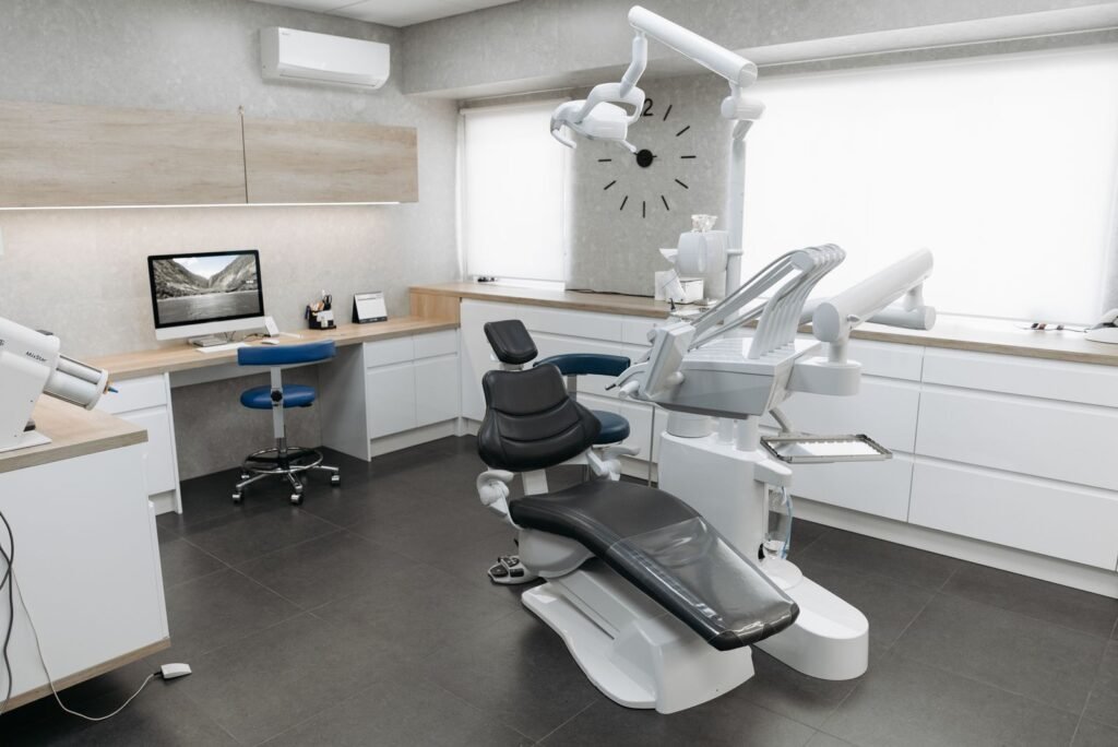 Consultório odontológico moderno, com cadeira, equipamento e mesa de trabalho, exemplo de clínica que precisa de um site para dentista em Bragança Paulista